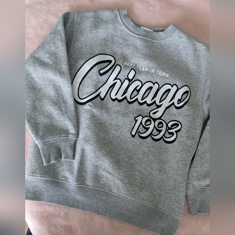 Zara Girls Light Grey Crew Neck "Chicago 1993" Sweatshirt. Size 6-7